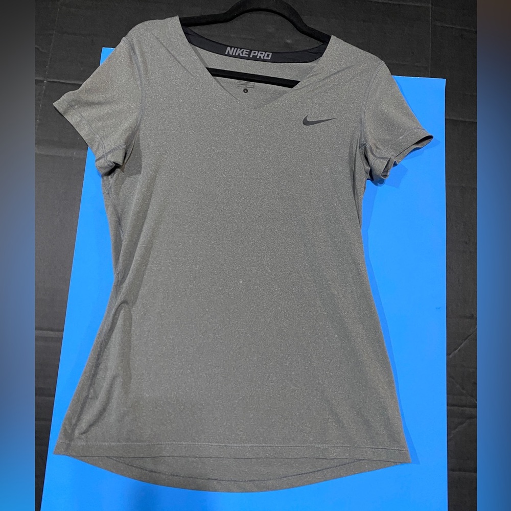 NIKE PRO DRI FIT GREY V-NECK T-SHIRT ACTIVE WEAR GREAT FOR WORKOUTS! SIZE L